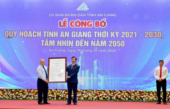 Trao quyết định công bố Quy hoạch tỉnh An Giang thời kỳ 2021 - 2030 và tầm nhìn đến năm 2050. Ảnh: Lê Hoàng Vũ.