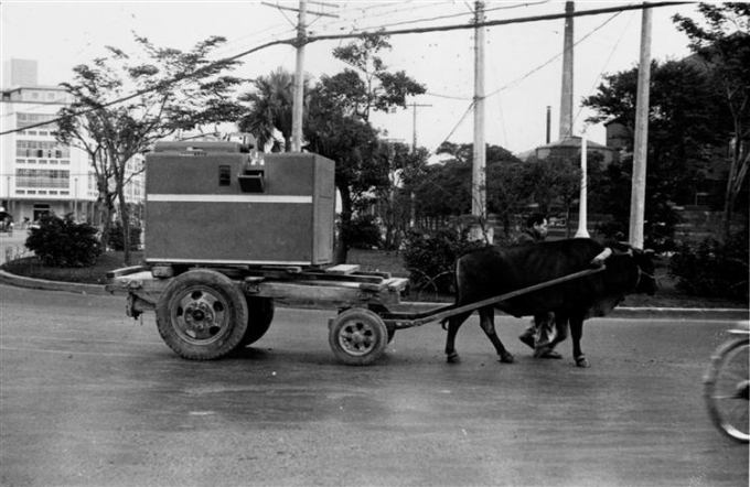 Chiếc xe bò chở máy tính IBM về Đại học Quốc lập Giao thông Dương Minh, năm 1962. Ảnh: Nhà trường cung cấp