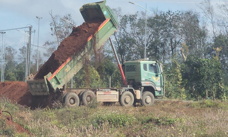 Đắk Lắk: Doanh nghiệp có được phép lấy đất cao tốc để san lấp dự án đường tránh Đông thành phố Buôn Ma Thuột?